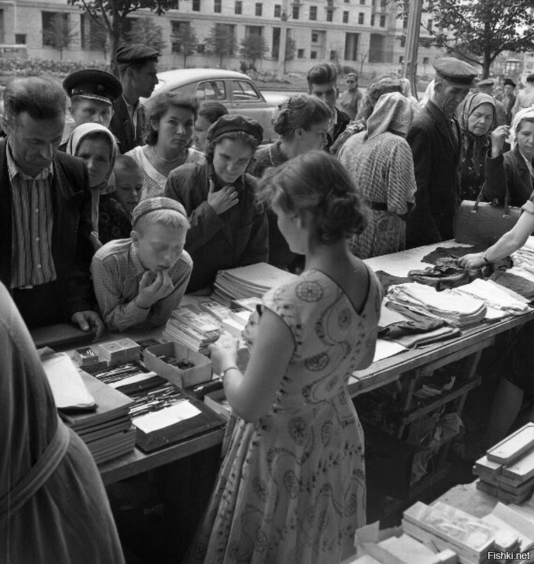 На книжном развале, что-то очень мало книг.