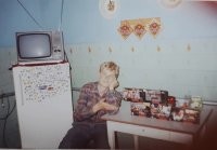 на фотке у парня 5 картриджей от супер нинтендо, они стоили за штуку как чугунный мост