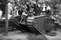 данный экземляр потом перетащили из двора исторического, сам исторический стал опять монастырем, а танчик стоит возле нового исторического, по сути, напротив. дети по нему так же лазили. я в детстве застал еще на старом месте, на новом тож полазил :)))) сейчас, правда, не лучшее время на открытых пространствах с детьми гулять...время такое.