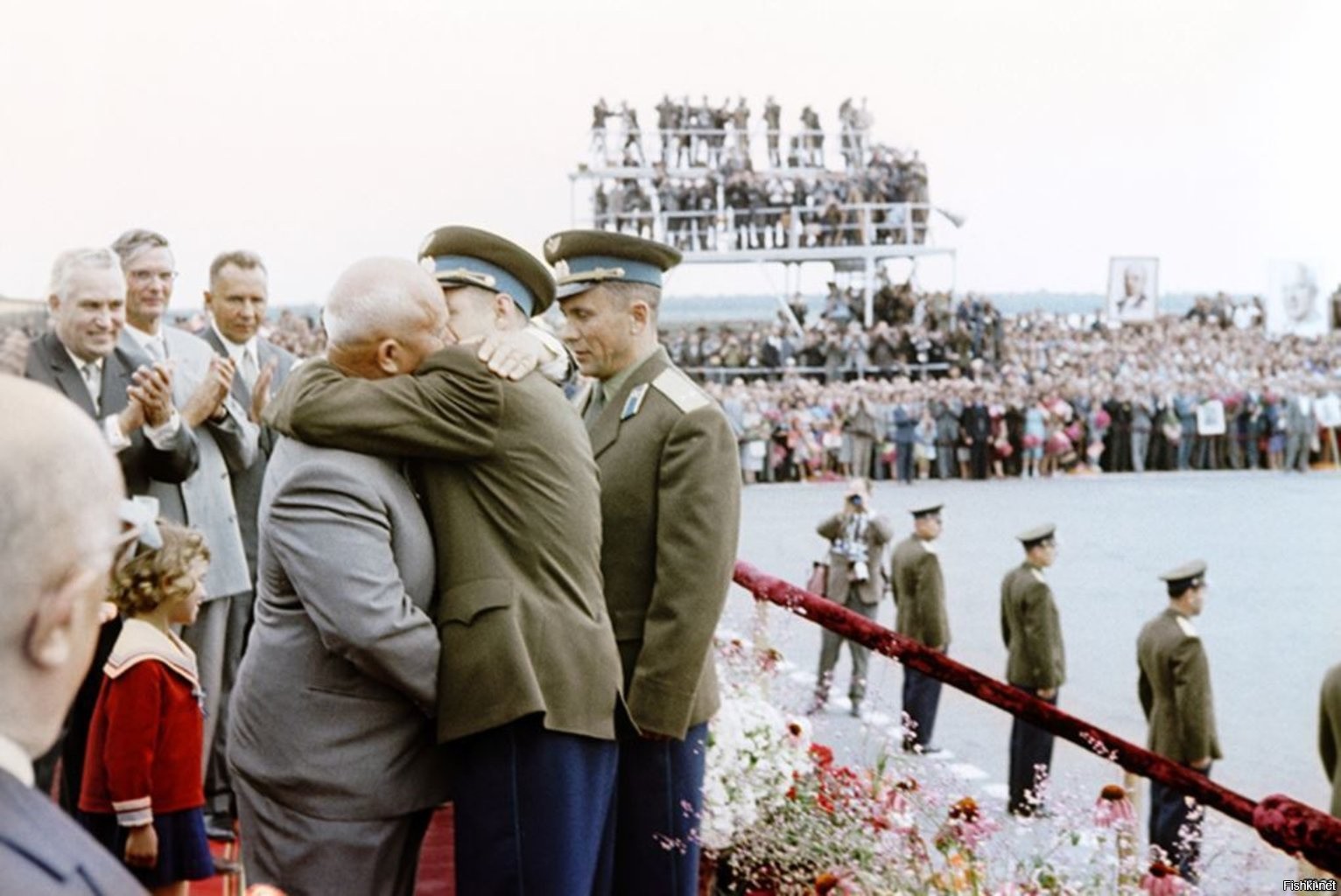 Верны брежнева. Брежнев 1962. Брежнев Гагарин Хрущев. Хрущев обнимает Гагарина обнимает.