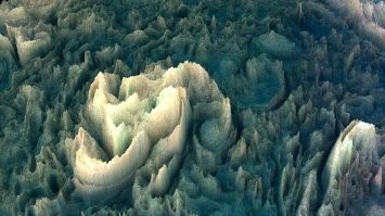 Обычный дисплэйс по фотке. Просто у них этот Juno делает фотки на удивление парашного качества - 
Нашёл вроде оригинал RAW - и то качество просто жуть. Из-за этих артефактов и пики, плюс выкрутили выдавливание фик знает на сколько. Вон я ща сам накинул дисплэйс на какой-то их raw - получился такой же ёжик