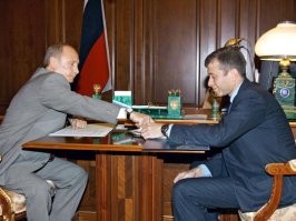 Это ж друганы лучшие, Абрамович Путину помог Медведчука вытащить. Вы должны понимать, одно дело это солдаты, чья задача воевать и умирать за власть, а совсем другое дело - это кореша этой власти, их надо спасать, оберегать и всячески лелеять.
Хорошо что у нас такие олигархи и правительство, так приятно видеть их сытые и довольные лица, лоснящиеся на солнышке, и слушать их умные речи, о том как нам  жить надо и работать побольше. Никаких солдат нам не жалко, лишь правители наши, их дети, родственники и друзья, жили богато и дальше радовались жизни. Славься, славься царь и свита его богоизбранные.