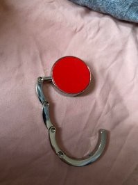 У жены такой в сумочке болтается. Не разу не видел, чтобы пользовалась им :)