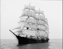 В 1974 году окончил мореходное училище и семь лет проработал судовым радистом. Затем переучился судоводителя. 
В наше время кораблями называли не только "крупные военные суда", но и парусники.

  - Корабль имеет прямое вооружение на всех мачтах (числом три и более).

  - Барк имеет не менее трёх мачт, несёт косые паруса на бизань-мачте и прямые паруса на остальных мачтах.