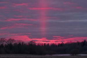 А вот тоже, непонятный световой столб, снят весной 2022, в лёгкий морозец, на закате.