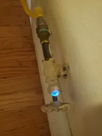 Для газовщика, не сантехника.
Отдельный вопрос: кто додумался проверять путём поджига?!