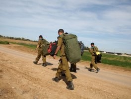 Его в армию мама собирала.