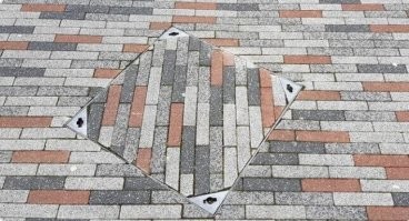 Очевидно же, что эти люки неправильно закрыты, возможно специально для фото.