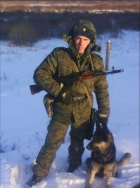 Не знаю, я не в ПВ служил, а в караулах другие порядки. Если пограничники в чате есть, то ребята объяснят, наверное, но вот несколько фото пограничных нарядов (ты сам, как я понимаю, даже в стройбате не отметился):