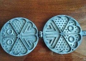 Прикинь: есть разные. Объемные - в том числе.
Матрица-пуансон - только для орешков