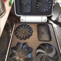 Несколько случаев, когда нужно перевернуть вкладыш.
В случае сковородки для печенья пластины вынимаются для мойки.
А в случае люков - дать по рукам тому кто их вынимал и заставить положить правильно.