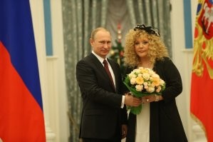 Путин мне стал напоминать Брежнева, только тот постоянно себя награждал, а В.В. совсем в людях не разбирается и награждает всякий сброд .
Чем снизил ценность орденов :