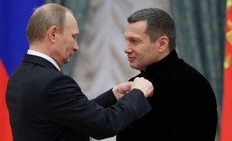 Путин мне стал напоминать Брежнева, только тот постоянно себя награждал, а В.В. совсем в людях не разбирается и награждает всякий сброд .
Чем снизил ценность орденов :