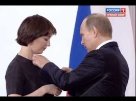 Путин мне стал напоминать Брежнева, только тот постоянно себя награждал, а В.В. совсем в людях не разбирается и награждает всякий сброд .
Чем снизил ценность орденов :