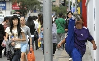 А почему тогда три бабы смотрят на него,как на иплана.