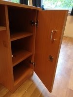 Это транспортировочное положение ручек -- так они не мешаются, ни за что не цепляются, не повреждаются и не теряются. После доставки мебели они прикручиваются в нормальное положение.