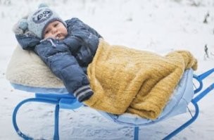 и не повезут на санках... А ты - в шарфы замотанный, с лопаткой в руке, и ловишь снежинки ртом...