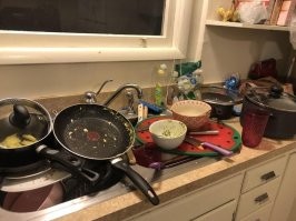 Подскажи им, что посуду надо складывать в ванну, а как накопится побольше - мыть под душем. А вообще говоря, ничего с такими засранцами не поделать - надо съезжать от них, а не тянешь снимать жильё отдельно - терпи...