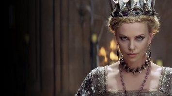 Бледная немочь против своей мачехи. Красавица шо пипец.