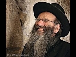Афигеть!
Взрывают памятники, глумятся над памятью миллионов погибших советских солдат и "переносят" их могилы!
А тут...