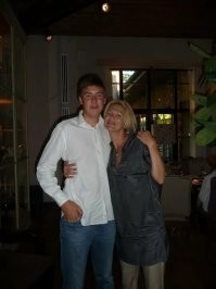 Кузина это вообще двоюродная сестра, это дочь тёти или дяди, так что это ещё не совсем извращенцы. 
Есть семьи где родные брат и сестра , сын с мамой, отец с дочкой спят друг с другом.  Несколько лет назад в России был случай,  сын очень богатого человека убил родную мать, оказывается они уже несколько лет спали друг с другом. 
Такие извращенцы есть во всём мире, в том числе и в России.
________________________________________