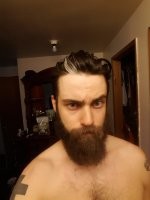 На других фотках у него прядь в бороде