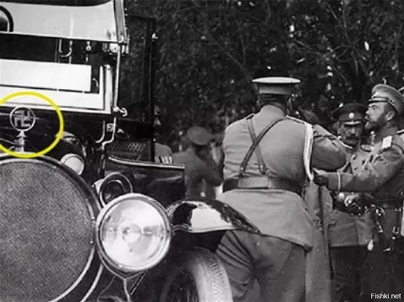 Машина Николая второго со свастикой , до того как её испоганил Гитлер.