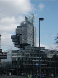 1. Darmstadt. Германия. Waldspirale---лесная спираль. 
Похожий дом есть в Магдебурге и ещё где то видела, но уже не помню где.
2. Не знаю.
3. Lämmer. Нидерланды. Но там таких много. Мы как то на неделю снимали домик  пара сотен метров от деревне Гритхорн. У нас прям у входа в домик была припаркована лодка и ты передвигаешься на ней....ну или пешком. Потому что для машин дорога заканчивалась парковкой перед выездом в город, потом только пешеходные дорожки и каналы.
4. Похоже на Италию или Грецию.
5. Без понятия.
6. Остров в Финляндии, название не помню.
Красные крыши и горы процентов 90 Швейцария или Австрия.
Озеленение на высотном доме азиаты.
Дома на воде-Нидерланды, кстати странный дом стекло-камень это Амстердаме, нечто похожее по форме есть в Ганновере.

Футбольное поле на "островке" Хорватия Трогир. Но самый классный город в Хорватии, где стоит побывать это Омиш (субъективно, конечно). Хорватия вобще такая страна, что когда у тебя машина под жопой, то без разницы где остановиться. Успеть побывать можно везде. С их дорогой и довольно небольшой территорией.

Высокий мост почти в конце, вроде, если не ошибаюсь Италия. Что то подобное я видела ещё в Люксембурге.  Очень впечатляет размерами.