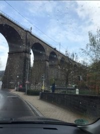 1. Darmstadt. Германия. Waldspirale---лесная спираль. 
Похожий дом есть в Магдебурге и ещё где то видела, но уже не помню где.
2. Не знаю.
3. Lämmer. Нидерланды. Но там таких много. Мы как то на неделю снимали домик  пара сотен метров от деревне Гритхорн. У нас прям у входа в домик была припаркована лодка и ты передвигаешься на ней....ну или пешком. Потому что для машин дорога заканчивалась парковкой перед выездом в город, потом только пешеходные дорожки и каналы.
4. Похоже на Италию или Грецию.
5. Без понятия.
6. Остров в Финляндии, название не помню.
Красные крыши и горы процентов 90 Швейцария или Австрия.
Озеленение на высотном доме азиаты.
Дома на воде-Нидерланды, кстати странный дом стекло-камень это Амстердаме, нечто похожее по форме есть в Ганновере.

Футбольное поле на "островке" Хорватия Трогир. Но самый классный город в Хорватии, где стоит побывать это Омиш (субъективно, конечно). Хорватия вобще такая страна, что когда у тебя машина под жопой, то без разницы где остановиться. Успеть побывать можно везде. С их дорогой и довольно небольшой территорией.

Высокий мост почти в конце, вроде, если не ошибаюсь Италия. Что то подобное я видела ещё в Люксембурге.  Очень впечатляет размерами.