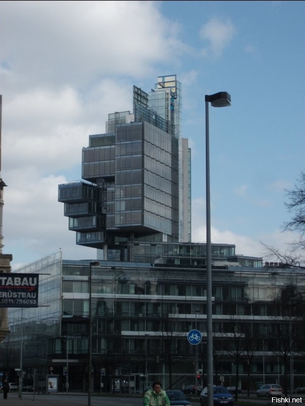 1. Darmstadt. Германия. Waldspirale---лесная спираль. 
Похожий дом есть в Магдебурге и ещё где то видела, но уже не помню где.
2. Не знаю.
3. Lämmer. Нидерланды. Но там таких много. Мы как то на неделю снимали домик  пара сотен метров от деревне Гритхорн. У нас прям у входа в домик была припаркована лодка и ты передвигаешься на ней....ну или пешком. Потому что для машин дорога заканчивалась парковкой перед выездом в город, потом только пешеходные дорожки и каналы.
4. Похоже на Италию или Грецию.
5. Без понятия.
6. Остров в Финляндии, название не помню.
Красные крыши и горы процентов 90 Швейцария или Австрия.
Озеленение на высотном доме азиаты.
Дома на воде-Нидерланды, кстати странный дом стекло-камень это Амстердаме, нечто похожее по форме есть в Ганновере.

Футбольное поле на "островке" Хорватия Трогир. Но самый классный город в Хорватии, где стоит побывать это Омиш (субъективно, конечно). Хорватия вобще такая страна, что когда у тебя машина под жопой, то без разницы где остановиться. Успеть побывать можно везде. С их дорогой и довольно небольшой территорией.

Высокий мост почти в конце, вроде, если не ошибаюсь Италия. Что то подобное я видела ещё в Люксембурге.  Очень впечатляет размерами.
