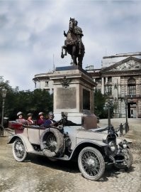 Непитерским читателям фишек, возможно, будет любопытно узнать, что это конь-мутант с человеческой ногой)