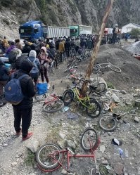 ...Велосипедные войска со стороны России без предупреждения  атаковали маленькую, но независимую Грузию сразу с нескольких направлений. Отдельный самокатный полк им. Ильи Варламова прорвал оборонительные порядки на КПП "Верхний Ларс" и перешел в наступление в общем направлении на село Гарбани. Под натиском передовых велосипедных отрядов пали Гвелети, Цдо и Степанцминда.

Легкая кальянная кавалерия просачивается через горные тропы в направлении Гори. Особую опасность представляют ДРГ ЛГБТ, проникающие в населенные пункты и устанавливающие радужные флаги на административных зданиях. При выявлении таких подразделений, главное - не отступать и сомкнуть все, что можно. Стрелять сразу на поражение. 

Дороги Грузии усеяны велосипедной и самокатной техникой, которую наступающие подразделения бросают прямо на обочинах. Это полномасштабная и незаконная оккупация суверенной республики! Эти горы видели многое, но такого - никогда.