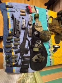 Смелое ФСБ задерживает дурачка-первокурсника и с такой помой фоткает страйкбольное оружие, как буду-то банду моджахедов-смертников скрутили. Пускай лучше на Украину едут, отрабатывают тот хлеб который жрали всё  это время,  а то тех же студентов на мобилизацию гонят, когда такие кадры как ФСБ - не знают чем ещё им заняться.. Завтра слабоумного дедушку заломают и конфискуют у него водяной пистолет, или детсадовца с пистолетом на присосках?
Цирк какой-то, позорщие.