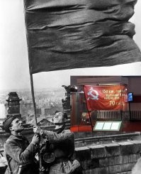 Есть такой момент в истории взятия Рейхстага.Историки раскопали в архивах много подтверждений тому,что не они были первыми.И их слова подтверждают в первую очередь рассказы непосредственных участников тех событий.Егоров,Кантария и Берест имели прямой приказ водрузить флаг,но до них еще в конце апреля это сделали другие.30 апреля 1945 года по всесоюзному радио,вещавшему также на зарубежные страны прошло сообщение,что в 14 часов 25 минут над Рейхстагом водружено Знамя Победы.Основанием для этого стали донесения командиров частей,штурмовавших Рейхстаг.И в архивах даже нашли наградной лист о представлении тов. Булатова к званию "Герой Советского Союза".В действительности к этому моменту советские войска еще не захватили здание полностью,внутрь смогли проникнуть лишь отдельные группы.Поэтому это сообщение признали ошибочным и не соответствующим действительности.Кстати на том флаге который подняли над Рейхстагом не было никаких надписей.Их дописали позже,перед доставкой в Москву,как утверждает в своей книге "Путь к Рейхстагу" командир 1-го стрелкового батальона 756-го стрелкового полка 150-й стрелковой дивизии Степан Неустроев,непосредственный начальник Береста,Егорова и Кантарии.И на фотографии знамени во время водружения надписей действительно нет,а вот на знамени в музее они уже есть.Вобщем вопросов остается много...