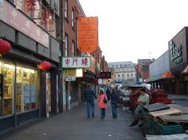 Автору надо самому "учится", а не тесты клепать! В японском параллельно (с со слоговыми катаканой и хироганой) используются китайские иероглифы - канзи.
А то, что на фото иероглиф "Ф" - "Китай - китайский", нифига не значит