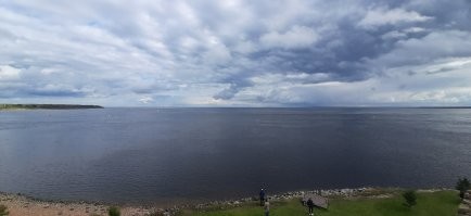 В Питере и осенью было отлично. Была там пару недель назад. Погодой просто баловал. В Петергофе вот как было. И вот Шлиссельбургский Орешек и Ладога. 
 Надо любить всё и тогда погода всегда будет радовать.)))