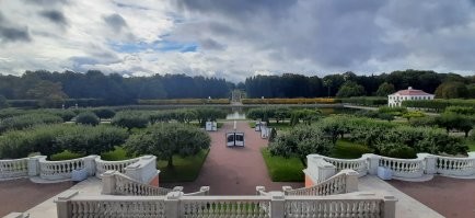 В Питере и осенью было отлично. Была там пару недель назад. Погодой просто баловал. В Петергофе вот как было. И вот Шлиссельбургский Орешек и Ладога. 
 Надо любить всё и тогда погода всегда будет радовать.)))