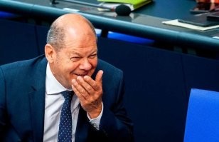 "Просто увольняйся, Лиз, возвращайся домой и мы тебя простим. Вирусный твит от "папы Лиз Трасс"
