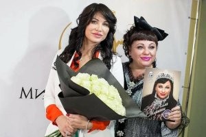 эта дамочка на жену нашего губернатора очень похожа)))) 
Ирина Текслер приглашает замужних челябинок шагнуть за пределы семьи и работы