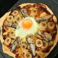 Пицца изначально была блюдом "из того, что есть". Всякая фигня, типа по сортам, началась позже, когда макаронники решили эту тему коммерциализировать. А изначально это был ужин на скорую руку для семьи трактирщика из того, что осталось после работы.