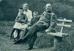 100, так 100 лет.
В. И. Ленин и Н. К. Крупская с племянником Ленина Виктором и дочерью дворника Верой в саду в Горках // Август-сентябрь 1922 г.