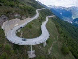 корее всего поворот на 270 градусов это когда поворот вынесен на эстакадах. Для обеспечения радиуса поворота приходится сам поворот выносить за пределы трассы