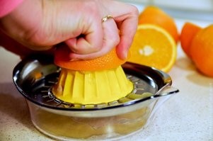 У кого дома есть такая фигня, но только электрическая....
Попробуйте не включая в разетку, взять в руки вилку, а другой пусть руками крутанёт саму эту штуковину... 
Электрошокер вам покажется детской забавой...