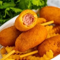 Хот-дог на палочке не продают. Это корн-дог, сосиска запеченная в кукурузном тесте.