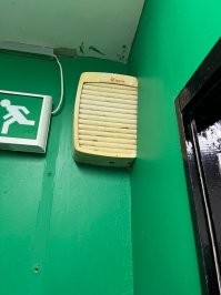 А вот такую муйню лично видел, когда сервисником климатической техники работал. Звонок, на том конце: - "не охлождает". Приезжаем, а там такое. Типа не холодит...