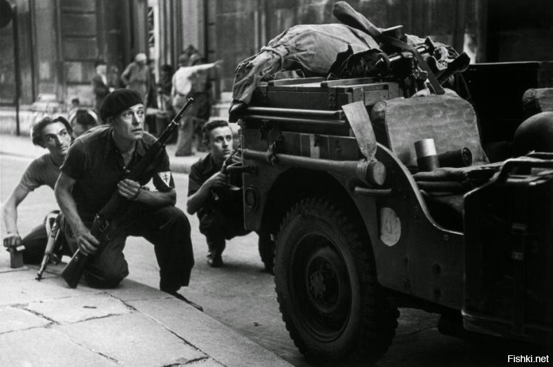 Меня всегда вызывали улыбку фотографии французских ополченцев, кроме позёрства ничего.