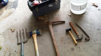 Парень нашел в новом доме потайную комнату с оружием и деньгами