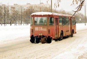 Это не 2000 год, это 80-ые, в крайнем случае начало 90х.