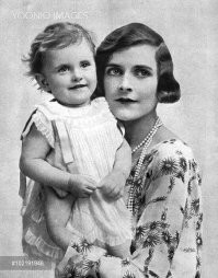 Давайте не путать профессиональное фото, с любительским-то что представили вы, скорее всего сделано на средне форматную камеру, а скорее всего даже и на крупноформатную(потому как обычная малоформатная камера, которая на фотографии просто не сможет выполнить такой кадр. На крупно и среднеформатных камерах при той же разрешающей способности, что и у малоформатных камер кадр большой площади регистрирует значительно большее количество деталей и обеспечивает более плавные тональные переходы. При этом, фокусные расстояния среднеформатных объективов больше, чем малоформатных,  благодаря этому получаемая глубина резкости значительно меньше при тех же относительных отверстиях, что дает большей четкости и резкости в кадре. Плюс к этому в фотографии важен свет, качественный свет позволяет нам выставить гораздо меньшую выдержку(что благотворно скажется на четкости фото, а так же хороший свет позволяет нам сильнее прикрыть диафрагму, что позволяет достичь большей резкости). Так что, фотография представленная вами делалась 100% на профессиональную, и весьма недешевую камеру, с нормально подавленным студийным светом(а в 1920 году даже и вспышек то нормальных еще не придумали). Для наглядности-вот вам фотографии примерно тех же времен-посмотрите разницу с представленной в топике.