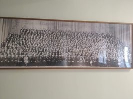 На обычную фотоплёнку можно снимать с очень чётким изображением. Вот такая фотокарточка висит в Большом театре. Каждое лицо на оригинале видно с мельчайшими подробностями.